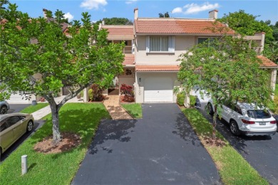 Beautiful townhome in the best location in Doral, access to on Jim McLean Signature Course in Florida - for sale on GolfHomes.com, golf home, golf lot