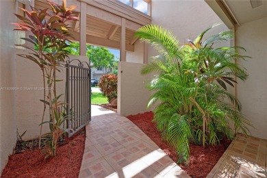 Beautiful townhome in the best location in Doral, access to on Jim McLean Signature Course in Florida - for sale on GolfHomes.com, golf home, golf lot