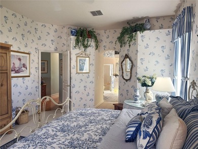 This Edinburgh model in Kings Ridge is a RARE find a 4/2 Split on Kings Ridge Golf Club in Florida - for sale on GolfHomes.com, golf home, golf lot