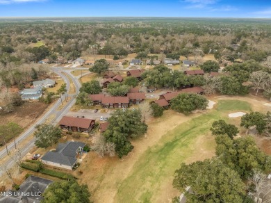 BEAUTIFULLY UPDATED TOP FLOOR GOLF COURSE UNIT WITH 2 BEDROOMS on Diamondhead Country Club in Mississippi - for sale on GolfHomes.com, golf home, golf lot