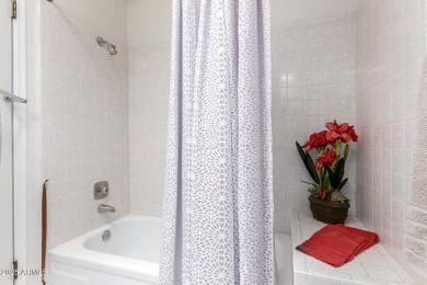 Enjoy this lovely townhouse in Sun Lakes community of Cottonwood on Cottonwood Country Club in Arizona - for sale on GolfHomes.com, golf home, golf lot