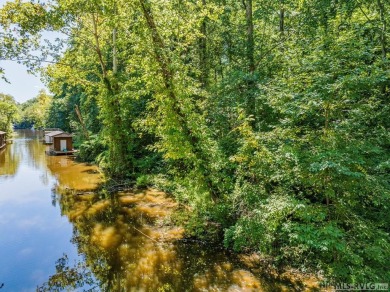 Are you looking for an offshore lot at Lake Gaston? Specifically on Tanglewood Shores Golf Club in Virginia - for sale on GolfHomes.com, golf home, golf lot