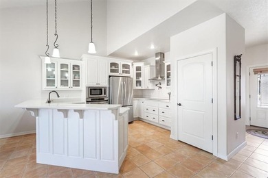 Quality lake area home with 2 large primary suites located on on Holiday Island Golf Course in Arkansas - for sale on GolfHomes.com, golf home, golf lot