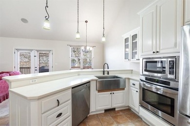 Quality lake area home with 2 large primary suites located on on Holiday Island Golf Course in Arkansas - for sale on GolfHomes.com, golf home, golf lot