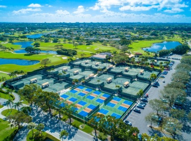This bright 2nd floor 3 BR/2BTH convertible condo with fantastic on Hunters Run Golf and Country Club in Florida - for sale on GolfHomes.com, golf home, golf lot