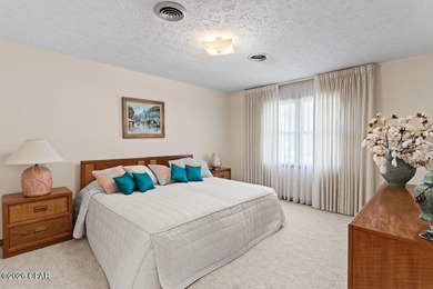 Welcome to 1945 Shenandoah Blvd., a well-maintained 3-bedroom on Sunny Hills Golf and Country Club in Florida - for sale on GolfHomes.com, golf home, golf lot