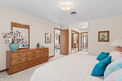 Welcome to 1945 Shenandoah Blvd., a well-maintained 3-bedroom on Sunny Hills Golf and Country Club in Florida - for sale on GolfHomes.com, golf home, golf lot