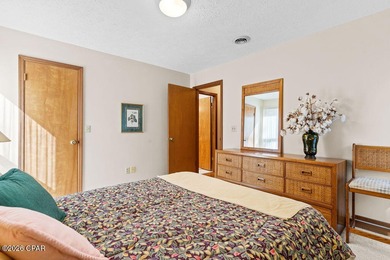 Welcome to 1945 Shenandoah Blvd., a well-maintained 3-bedroom on Sunny Hills Golf and Country Club in Florida - for sale on GolfHomes.com, golf home, golf lot