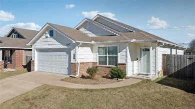 Come check out this freshly painted (interior & exterior) 3 on Broken Arrow Golf and Athletic Club in Oklahoma - for sale on GolfHomes.com, golf home, golf lot