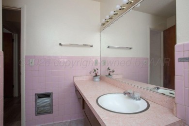The sweetest 4/2/2 home is nestled on a quiet cul-de-sac in the on Ross Rogers Municipal Golf Course in Texas - for sale on GolfHomes.com, golf home, golf lot