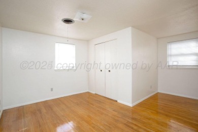 The sweetest 4/2/2 home is nestled on a quiet cul-de-sac in the on Ross Rogers Municipal Golf Course in Texas - for sale on GolfHomes.com, golf home, golf lot