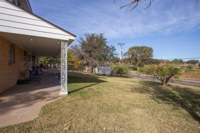 The sweetest 4/2/2 home is nestled on a quiet cul-de-sac in the on Ross Rogers Municipal Golf Course in Texas - for sale on GolfHomes.com, golf home, golf lot