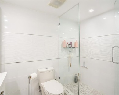 Gorgeous renovated 2 bed, 2 bath condo in all-ages Palm Aire on Palm-Aire Country Club and Resort - The Oaks in Florida - for sale on GolfHomes.com, golf home, golf lot