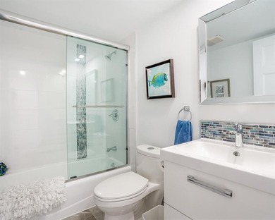 Gorgeous renovated 2 bed, 2 bath condo in all-ages Palm Aire on Palm-Aire Country Club and Resort - The Oaks in Florida - for sale on GolfHomes.com, golf home, golf lot