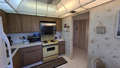 Spacious 2BR/2BA condo in desirable Palm Aire with beautiful on Palm-Aire Country Club and Resort - The Oaks in Florida - for sale on GolfHomes.com, golf home, golf lot