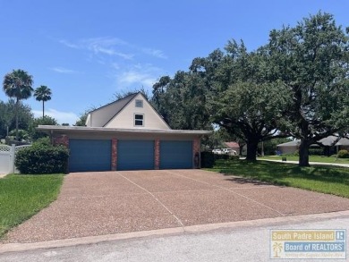 STUNNING 5 bedroom, 4.5 bath open concept with a kitchen that on Harlingen Country Club in Texas - for sale on GolfHomes.com, golf home, golf lot
