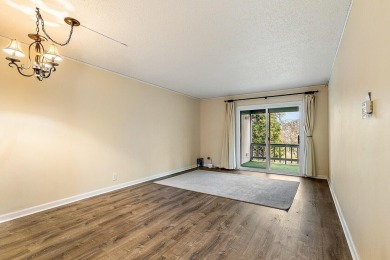 BEAUTIFUL LIGHT AND BRIGHT END UNIT! Don't miss this on Oak Knoll Golf Course in Oregon - for sale on GolfHomes.com, golf home, golf lot