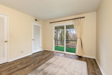 BEAUTIFUL LIGHT AND BRIGHT END UNIT! Don't miss this on Oak Knoll Golf Course in Oregon - for sale on GolfHomes.com, golf home, golf lot