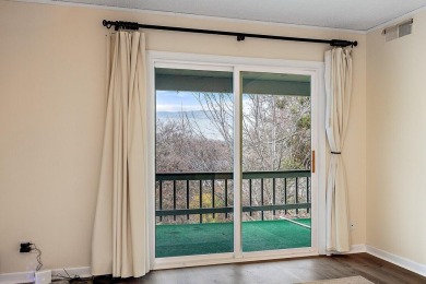 BEAUTIFUL LIGHT AND BRIGHT END UNIT! Don't miss this on Oak Knoll Golf Course in Oregon - for sale on GolfHomes.com, golf home, golf lot