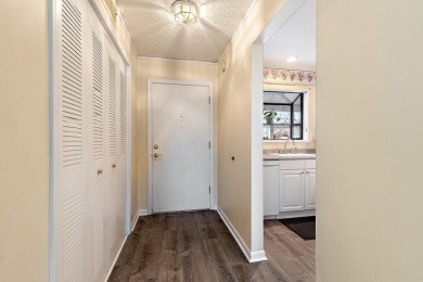 BEAUTIFUL LIGHT AND BRIGHT END UNIT! Don't miss this on Oak Knoll Golf Course in Oregon - for sale on GolfHomes.com, golf home, golf lot