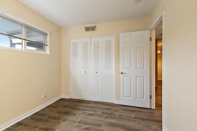 BEAUTIFUL LIGHT AND BRIGHT END UNIT! Don't miss this on Oak Knoll Golf Course in Oregon - for sale on GolfHomes.com, golf home, golf lot