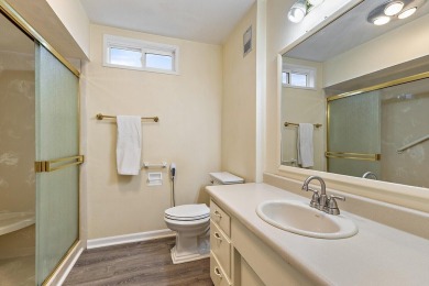 BEAUTIFUL LIGHT AND BRIGHT END UNIT! Don't miss this on Oak Knoll Golf Course in Oregon - for sale on GolfHomes.com, golf home, golf lot