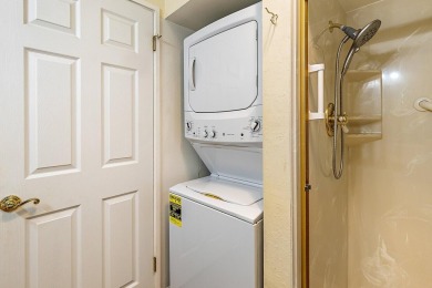 BEAUTIFUL LIGHT AND BRIGHT END UNIT! Don't miss this on Oak Knoll Golf Course in Oregon - for sale on GolfHomes.com, golf home, golf lot