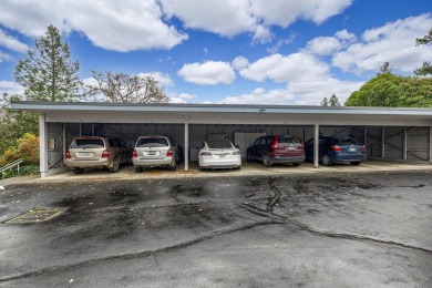 BEAUTIFUL LIGHT AND BRIGHT END UNIT! Don't miss this on Oak Knoll Golf Course in Oregon - for sale on GolfHomes.com, golf home, golf lot