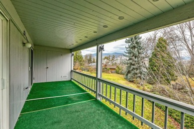 BEAUTIFUL LIGHT AND BRIGHT END UNIT! Don't miss this on Oak Knoll Golf Course in Oregon - for sale on GolfHomes.com, golf home, golf lot