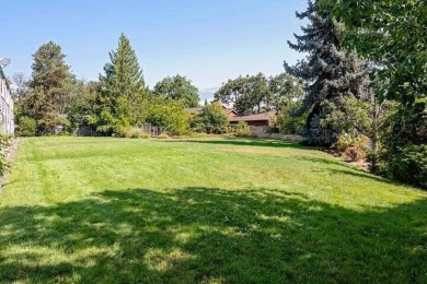 BEAUTIFUL LIGHT AND BRIGHT END UNIT! Don't miss this on Oak Knoll Golf Course in Oregon - for sale on GolfHomes.com, golf home, golf lot