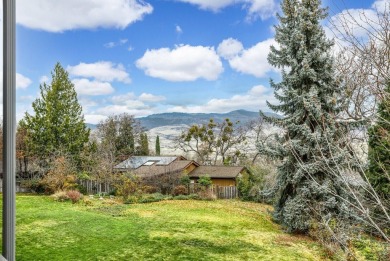 BEAUTIFUL LIGHT AND BRIGHT END UNIT! Don't miss this on Oak Knoll Golf Course in Oregon - for sale on GolfHomes.com, golf home, golf lot