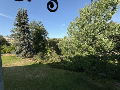 BEAUTIFUL LIGHT AND BRIGHT END UNIT! Don't miss this on Oak Knoll Golf Course in Oregon - for sale on GolfHomes.com, golf home, golf lot
