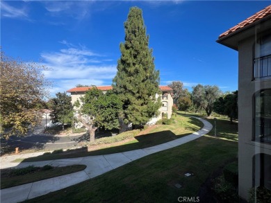 End unit, 3-bedroom, 2-bathroom Villa Puerta, boasting mountain on Leisure Village Par 3 Golf Course in California - for sale on GolfHomes.com, golf home, golf lot