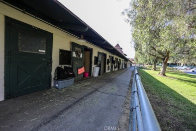 End unit, 3-bedroom, 2-bathroom Villa Puerta, boasting mountain on Leisure Village Par 3 Golf Course in California - for sale on GolfHomes.com, golf home, golf lot