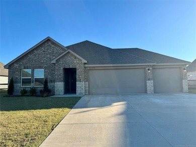 CHARMING HOME WITH A STUNNING GOLF COURSE VIEW,THIS HOME on The Woods Golf Course in Oklahoma - for sale on GolfHomes.com, golf home, golf lot