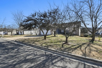 Adorable 3 bedroom, 2 bath home nestled in the Hills of Branson on Holiday Hills Resort and Golf in Missouri - for sale on GolfHomes.com, golf home, golf lot