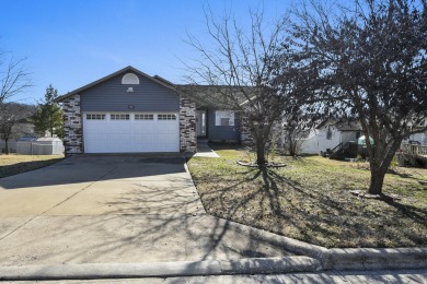 Adorable 3 bedroom, 2 bath home nestled in the Hills of Branson on Holiday Hills Resort and Golf in Missouri - for sale on GolfHomes.com, golf home, golf lot