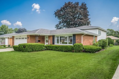 Airy & Elegant Bi-Level Retreat - Move-In Ready in a Great Mount on Mt. Prospect Golf Club in Illinois - for sale on GolfHomes.com, golf home, golf lot