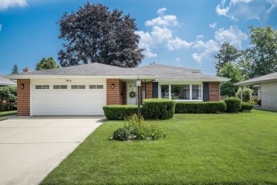 Airy & Elegant Bi-Level Retreat - Move-In Ready in a Great Mount on Mt. Prospect Golf Club in Illinois - for sale on GolfHomes.com, golf home, golf lot