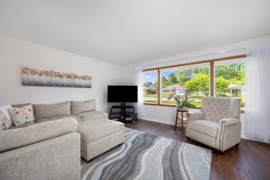Airy & Elegant Bi-Level Retreat - Move-In Ready in a Great Mount on Mt. Prospect Golf Club in Illinois - for sale on GolfHomes.com, golf home, golf lot