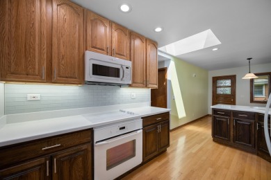 Airy & Elegant Bi-Level Retreat - Move-In Ready in a Great Mount on Mt. Prospect Golf Club in Illinois - for sale on GolfHomes.com, golf home, golf lot