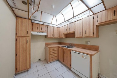 Beautiful 2BD/2BA condo for sale in the secure and gated Park on Pembroke Lakes Golf Club in Florida - for sale on GolfHomes.com, golf home, golf lot