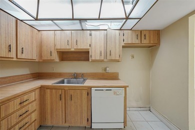 Beautiful 2BD/2BA condo for sale in the secure and gated Park on Pembroke Lakes Golf Club in Florida - for sale on GolfHomes.com, golf home, golf lot