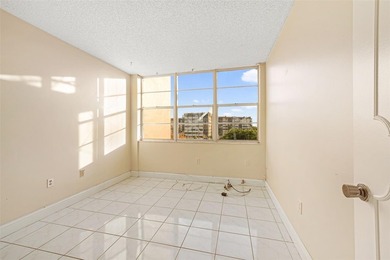 Beautiful 2BD/2BA condo for sale in the secure and gated Park on  in Florida - for sale on GolfHomes.com, golf home, golf lot