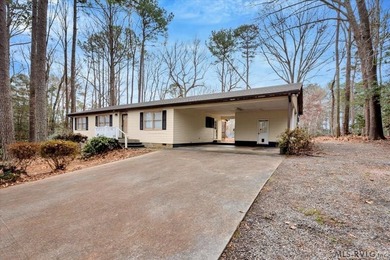 Roof replaced in 2024! This 2-bedroom + 1 Flex room home offers on Tanglewood Shores Golf Club in Virginia - for sale on GolfHomes.com, golf home, golf lot