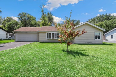 Well kept 3 bedroom - 1 full bath home that has a large fenced on Waters Edge Golf Club in Illinois - for sale on GolfHomes.com, golf home, golf lot