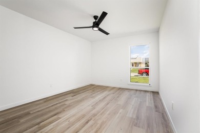 SELLER WILL PAY A $7500 CONCESSION TOWARDS BUYER'S CLOSING on Heritage Lakes - Par 3 - 9 Hole Course in Texas - for sale on GolfHomes.com, golf home, golf lot