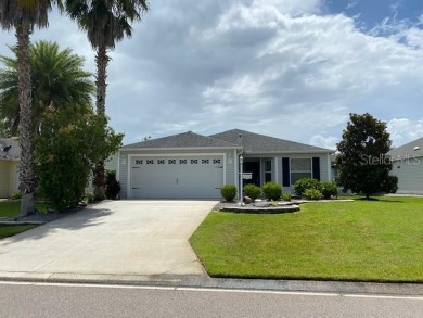 Come on in and see this lovely 3 bedroom 2 bath 1,488 sq ft home on Yankee Clipper Executive Golf Course in Florida - for sale on GolfHomes.com, golf home, golf lot