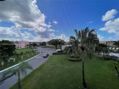 This  55+ Resort like 2 bedroom 2 bath corner unit offers on Sunrise Lakes Phase III in Florida - for sale on GolfHomes.com, golf home, golf lot