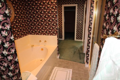 Lovely all-brick, 6095 sq.ft., one-owner home in this prime on Fremont Hills Country Club in Missouri - for sale on GolfHomes.com, golf home, golf lot